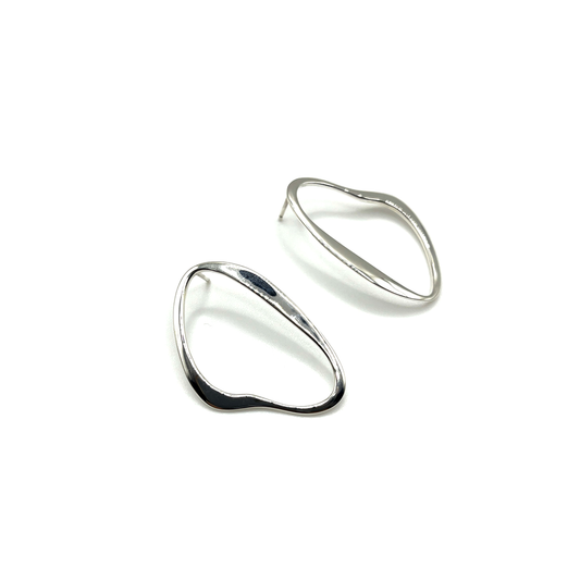 Ripple sash pierced earrings Rhodium-coat